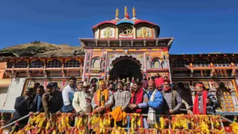 CM धामी ने बद्रीनाथ धाम में की पूजा-अर्चना, चारधाम यात्रा के दूसरे चरण की तैयारियों का लिया जायजा