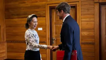 Myanmar's Aung San Suu Kyi meets Red Cross delegates