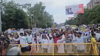 पटना में दलित संगठनों का जोरदार प्रदर्शन, बैरिकेडिंग पर चढ़े प्रदर्शनकारी; कई हिरासत में