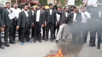 जंतर-मंतर घटना की गूंज प्रयागराज तक, वकीलों ने फूंके टायर; छात्रों पर लाठीचार्ज का किया विरोध