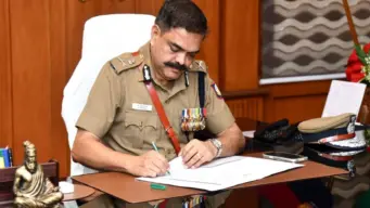 அதிகாரிகளை பெரிய ஹோட்டல்கள், பார்களுக்கு அனுப்பி, அவர்களிடம் லஞ்சம் வாங்கச் சொன்ன திமுக ஆட்சி எங்கே? அதே அதிகாரிகளை யாராவது லஞ்சம் கேட்டால், வீடியோ ஆதாரத்துடன் நேரடியாக புகார் அளியுங்கள் என்று சொல்லும் தவெக ஆட்சி எங்கே?