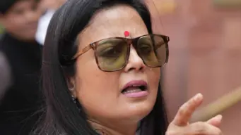 মহুয়া মৈত্রর গ্রেফতারি পরোয়ানায় হাইকোর্টের স্থগিতাদেশ, আপাতত পুলিশি পদক্ষেপ নয়