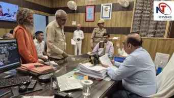 Jalaun Electricity News: जर्जर तार-पोल और खुले ट्रांसफार्मरों पर तत्काल बैरिकेडिंग के निर्देश