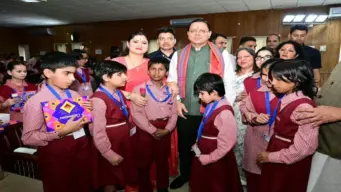 Uttarakhand News: दिव्यांग बच्चों के बीच CM धामी ने मनाया जन्मदिन, बच्चों के साथ काटा केक