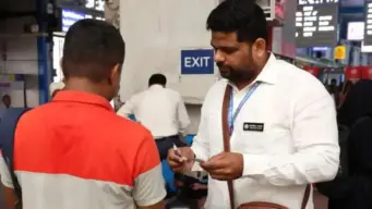 Mumbai News: मुंबईत टीटीईने तिकीट नसलेल्या प्रवाशाला धावत्या ट्रेनमधून लाथ मारून खाली उतरवले?