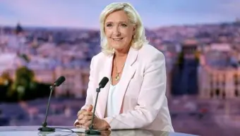 Le Pen says she will run for presidency after court lifts ban