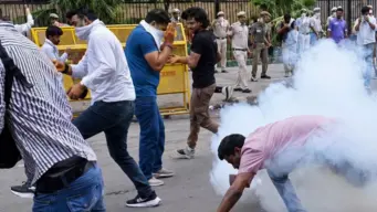दिल्ली के जंतर-मंतर में हिंसक प्रदर्शन, पत्थरबाजी, कई पुलिसकर्मी घायल, दागे गए आंसू गैस के गोले