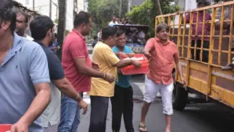 सूरत : बाढ़ प्रभावित क्षेत्र में विधायक संदीप देसाई की पहल, माधव बाग में जरूरतमंदों को वितरित किया गया दूध
