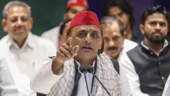 अखिलेश यादव के सामने भिड़े सपा नेता, बैठक छोड़कर निकले पार्टी अध्यक्ष; एटा-कासगंज की सभी इकाइयां भंग
