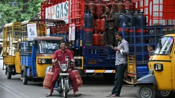 इधर कच्चे तेल में भड़की आग, उधर जारी हो गए पेट्रोल-डीजल, LPG के रेट