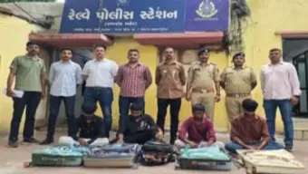 હવે રેલ્વે મારફત દારૂની હેરાફેરી : રાજકોટ સ્ટેશન પરથી 1130 બોટલ શરાબ ઝડપાયો