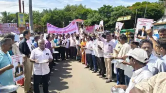 அண்ணாமலைப் பல்கலைக்கழக ஊழியர்கள் தட்டு ஏந்தி பிச்சை எடுத்து போராட்டம்!