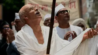 महात्मा गांधी बने मनोज बाजपेयी, सामने आया फिल्म का फर्स्ट लुक; पहचानना हुआ मुश्किल