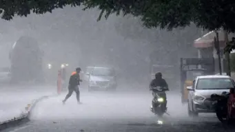 ಮಳೆ, ಗಾಳಿ ಅಬ್ಬರಕ್ಕೆ ಕರ್ನಾಟಕ ತತ್ತರ! ಯಾವ ಜಿಲ್ಲೆಗಳಲ್ಲಿ ಎಚ್ಚರಿಕೆ? ಇಲ್ಲಿದೆ ಮಾಹಿತಿ