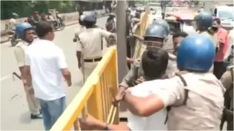 पटना में NEET पेपर लीक के खिलाफ छात्रों का प्रदर्शन, पुलिस ने की कार्रवाई