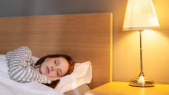 Sleeping With Lights On: రాత్రి లైట్ వేసి నిద్రపోయే వారికి హెచ్చరిక..