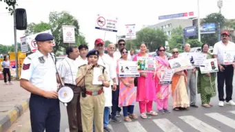 रामबाग सर्किल पर यातायात जागरूकता अभियान: वाहन चालकों को बताए सुरक्षित सफर के तरीके