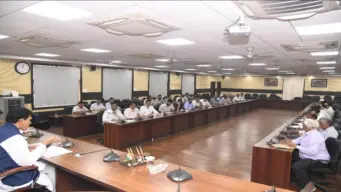 वाराणसी में समीक्षा बैठक: जलभराव और बिजली संकट पर भड़के मंत्री ए.के. शर्मा, अफसरों को दिए सख्त निर्देश
