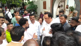 गणेशमूर्ती पडून झालेल्या अपघातातील मृत गणेशसेवकांच्या नातेवाईकांना ५ लाख