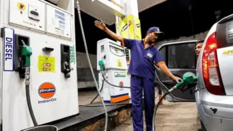 Petrol Diesel Price Today: पेट्रोलवरील 'स्पेशल टॅक्स' कमी होताच धाडकन कोसळल्या? आजचा नवीन रेट काय?