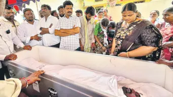 కేటీఆర్‌ చొరవతో స్వగ్రామానికి రవి పార్థివదేహం