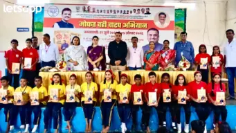 मुख्यमंत्री फडणवीसांच्या वाढदिवसानिमित्त 1 लाख वह्यांचे वाटप; सोमेश्वर फाऊंडेशन अन् भाजपचा उपक्रम