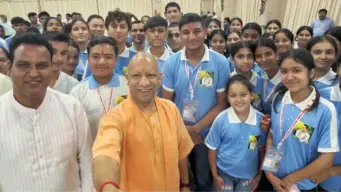 CM योगी ने भारत दर्शन शैक्षिक भ्रमण कार्यक्रम के तहत उत्तराखंड के देवप्रयाग से आए मेधावी विद्यार्थियों से किया संवाद