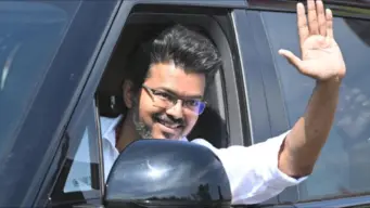 വിജയ്‌യെ കാണാൻ ലണ്ടൻ നഗരത്തില്‍ ജനക്കൂട്ടം; പരിപാടി റദ്ദാക്കി, തീരുമാനം സുരക്ഷാ ആശങ്കയില്‍