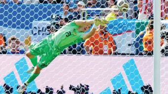 Martínez fights a lone battle in vainArgentine goalkeeper battles through a broken finger to produce a record-breaking display of 11 saves