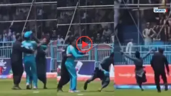Viral Video : फॅन मैदानावर लाडक्या खेळाडूला भेटायला आला अन् कॅप चोरून पळाला; KKR च्या खेळाडूसोबत नेमकं काय घडलं?