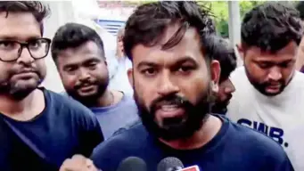 अभिजीत दीपके: "मुझे हीरो मत बनाओ, एक व्यक्ति से देश बर्बाद होता है"