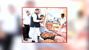 CM Vishnu Deo Sai News: सीएम को देखकर खुशी से खिल उठा बुजुर्ग मीरा का चेहरा, मुख्यमंत्री साय ने खरीदा 'आशीर्वाद का दीया', महिला से की आत्मीय बातचीत