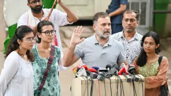 విద్యార్థులపై పెల్లెట్ గన్స్ వాడారు: అమిత్ షాపై రాహుల్ గాంధీ ఆరోపణలు