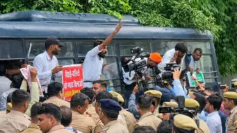 UP: मंत्री के बाद मायावती का घेराव, 69 हजार शिक्षक भर्ती अभ्यर्थियों का प्रदर्शन
