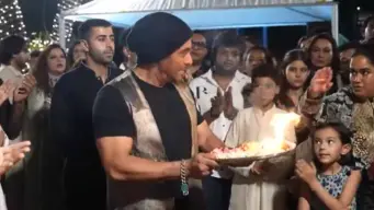 Salman Khan Performs Ganpati Aarti the Wrong Way, Arpita Khan's Quick Correction Goes Viral - WATCH