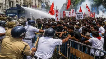 ককরোচের মিছিলে রণক্ষেত্র ধর্মতলা! লাঠিচার্জ, জলকামান ও কাঁদানে গ্যাসে উত্তপ্ত কলকাতা