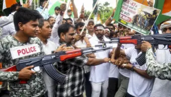 पटना: प्रदर्शनकारियों पर एके-47 के इस्तेमाल के विरोध में राजद का मार्च, तेजस्वी यादव हिरासत में लिए गए