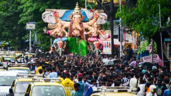 मुंबई के भुलेश्वर में बड़ा हादसा: बाप्पा के आगमन के दौरान प्रतिमा गिरने से 2 लोगों की मौत, 5 घायल
