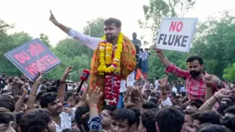 नंगे पैर रहने का लिया था संकल्प, फिर DUSU में रचा इतिहास: जानें बस कंडक्टर के बेटे दीपांशु शौकीन की कहानी