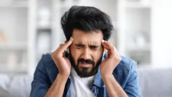 మైగ్రేన్‌ని సాధారణ తలనొప్పిగా భావిస్తున్నారా? ఈ సంకేతాలు కనిపిస్తే డాక్టర్‌ని కలవాల్సిందే!