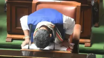 ಸಿಎಂ ಪೀಠಕ್ಕೆ ಶಿರಬಾಗಿ ನಮಸ್ಕರಿಸಿದ ಡಿಕೆ ಶಿವಕುಮಾರ್