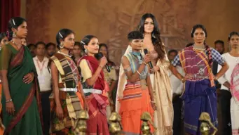 ​​​कभी जंगल में उठाती​​ थीं हथियार, अब कोसा सिल्क पहन रैंप पर उतरीं तो तालियों से गूंज उठा ऑडिटोरियम, कहानी 9 पूर्व महिला माओवादियों की​​​​