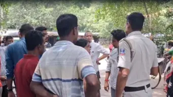দুর্গাপুরে মর্মান্তিক দুর্ঘটনা: জাতীয় সড়কে কন্টেনারের ধাক্কায় নিহত ২ ঠিকাকর্মী, ক্ষতিপূরণের দাবিতে হাসপাতালে বিক্ষোভ - এবেলা