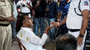 Newtown BJP Leader Arrested : নিউটাউনে বৃদ্ধার ফ্ল্যাট দখলের অভিযোগে গ্রেফতার বিজেপি নেতা! পুলিশের সামনে ডিমবৃষ্টি, তুমুল বিক্ষোভে উত্তপ্ত এলাকা