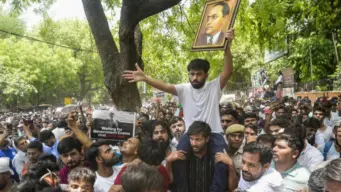 'झुरळां'च्या आंदोलनामागचे ऐतिहासिक संदर्भ