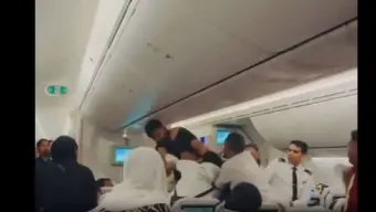 Mid Air Clash: சட்டையை கிழித்து நடுவானில் மல்லுக்கட்டிய பயணிகள் - சரமாரியாக தாக்கிக் கொள்ளும் வீடியோ - காரணம்?