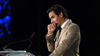Roger Federer breaks down repeatedly during Hall of Fame speech, gets emotional while thanking wife Mirka