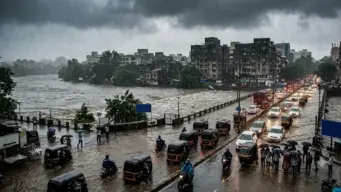 Weather Update : राजधानी दिल्ली, उत्तर प्रदेशसह महाराष्ट्रातही मुसळधार पावसाचा इशारा; हवामान विभागाने म्हटले.
