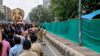 गर्दीच्या नियोजनासाठी उड्डाणपूल, दुभाजकांवर लोखंडी बॅरिकेड्सचे ग्रीन कव्हर; गणेशोत्सवात लालबाग-परळ परिसरात विशेष खबरदारी