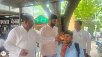 Amethi Political News: इस्तीफे की खबर आते ही अमेठी में सपा का जश्न, धर्मेंद्र प्रधान के इस्तीफे के बाद अमेठी में छात्रों को खिलाई मिठाई